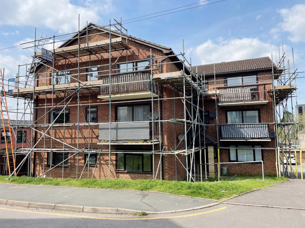Lot: 151 - TWO-BEDROOM FLAT WITH PARKING - front view of main building from Oakdene Road